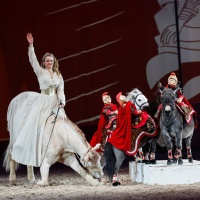 Mélie Philippot bringt eine kleine Truppe von berittenen römischen Soldaten und viel Humor mit zur PARTNER PFERD 2026.